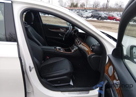 2019 Mercedes-Benz E 300 4Matic z USA, uszkodzony, nr VIN WDDZF4KB6KA519794